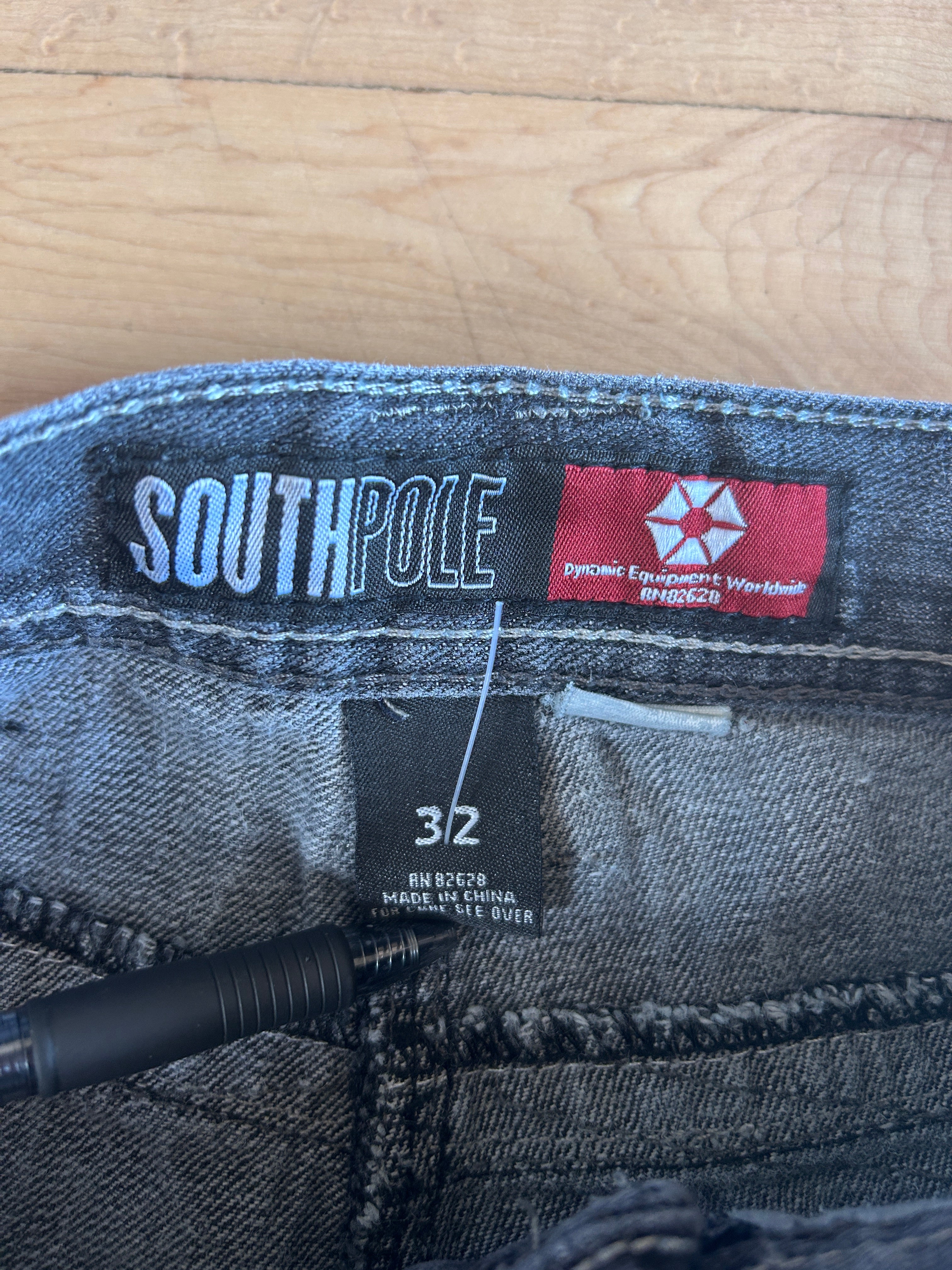 Southpole black and red tabs with details 32x32